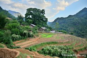 Travel across Vietnam by motorbike